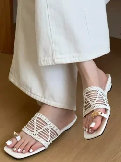 Sandales blanches d'été à brides et bout en résille sans talon.