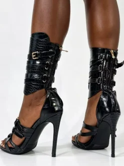 Sandales gladiateur noires à talons hauts pour femmes bout ouvert et détails à boucle.