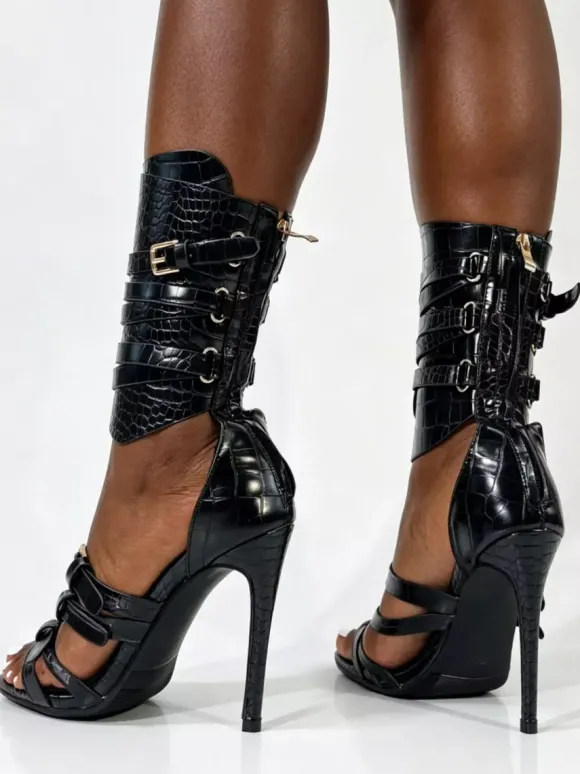 Sandales gladiateur noires à talons hauts pour femmes bout ouvert et détails à boucle.