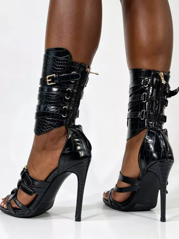 Sandales gladiateur noires à talons hauts pour femmes bout ouvert et détails à boucle.