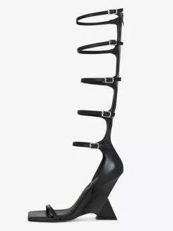 Sandales gladiateur noires à bout ouvert et boucle à lanières et talon compensé