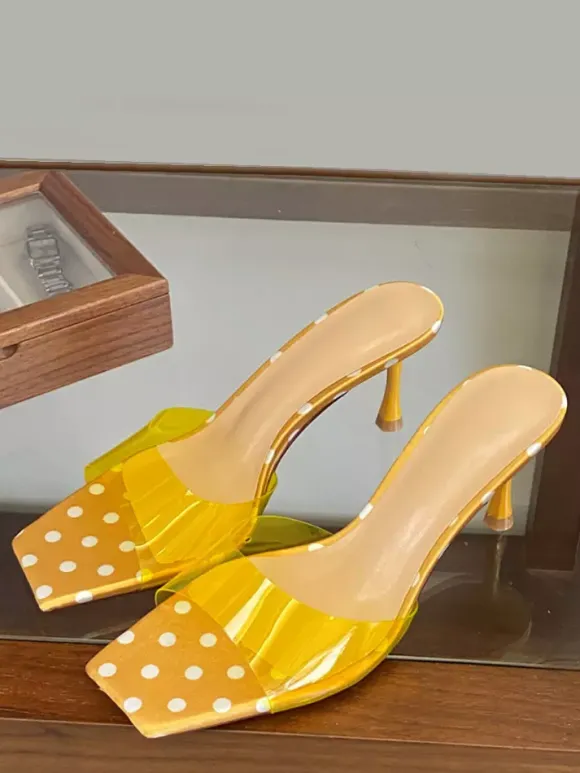 Sandales jaunes à talons hauts transparentes à bout ouvert et sans talon.
