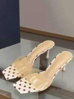 Sandales jaunes à talons hauts transparentes à bout ouvert et sans talon.