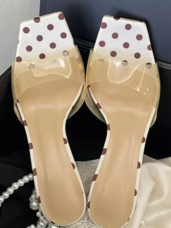 Sandales jaunes à talons hauts transparentes à bout ouvert et sans talon.