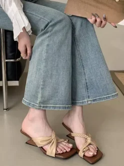 Sandales mules à brides pour femmes détail entre-doigts talon design