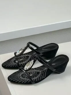 Sandales noires à talons compensés en forme de T ornées de strass.