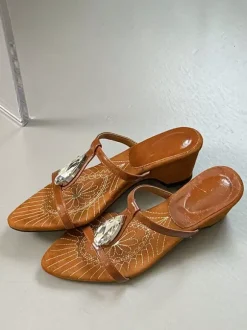 Sandales noires à talons compensés en forme de T ornées de strass.
