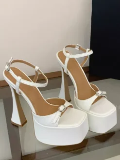 Sandales noires sexy à plateforme bout ouvert et détails à boucle talons hauts