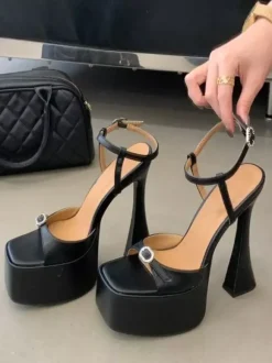 Sandales noires sexy à plateforme bout ouvert et détails à boucle talons hauts