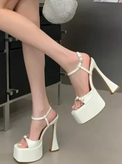 Sandales noires sexy à plateforme bout ouvert et détails à boucle talons hauts
