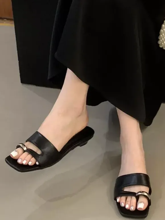 Sandales plates blanches pour femmes bout ouvert détails métalliques talon compensé style plage