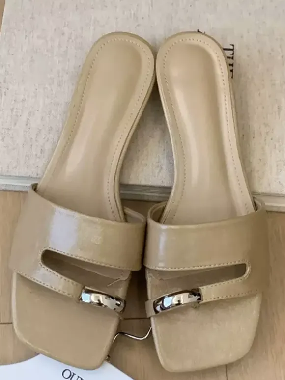 Sandales plates blanches pour femmes bout ouvert détails métalliques talon compensé style plage