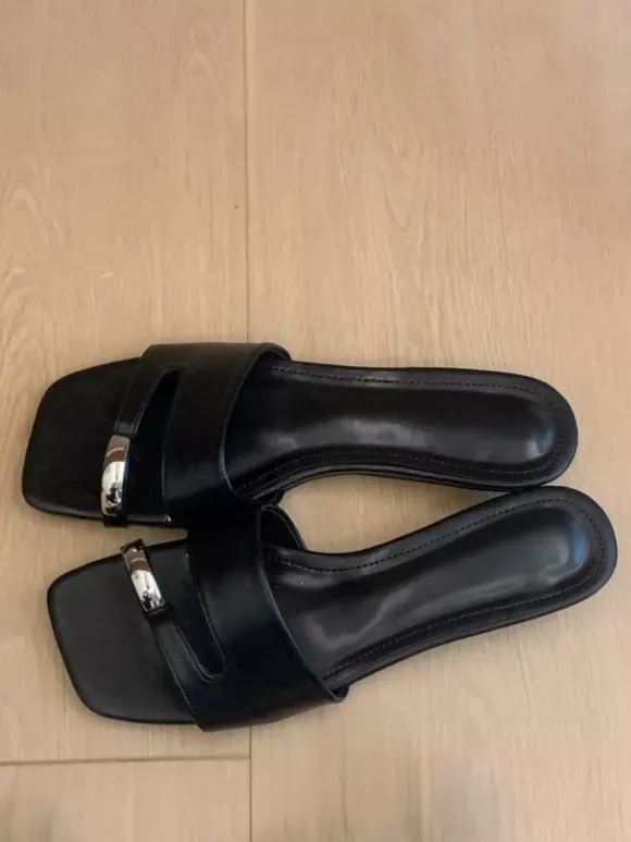 Sandales plates blanches pour femmes bout ouvert détails métalliques talon compensé style plage