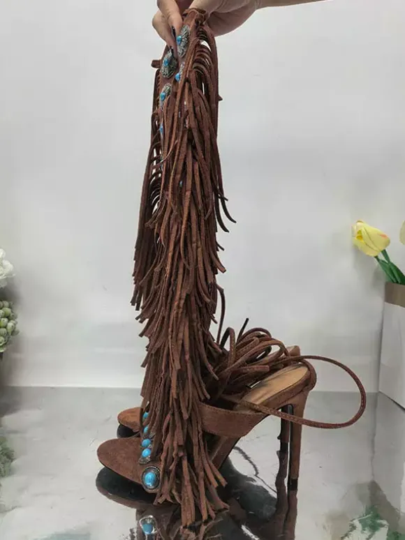 Sandales style gladiateur bohème pour femmes bout ouvert en daim perles talons hauts avec pompons