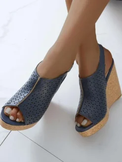 Sandales compensées blanche en cuir synthétique boucle métal réglable