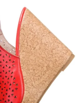 Sandales compensées blanche en cuir synthétique boucle métal réglable