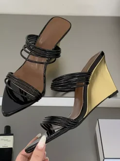 Sandales compensées dorées à bout ouvert et brides