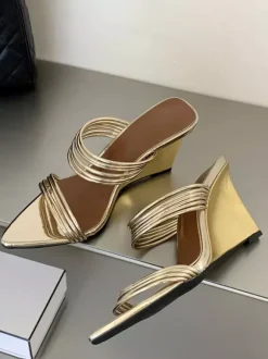Sandales compensées dorées à bout ouvert et brides