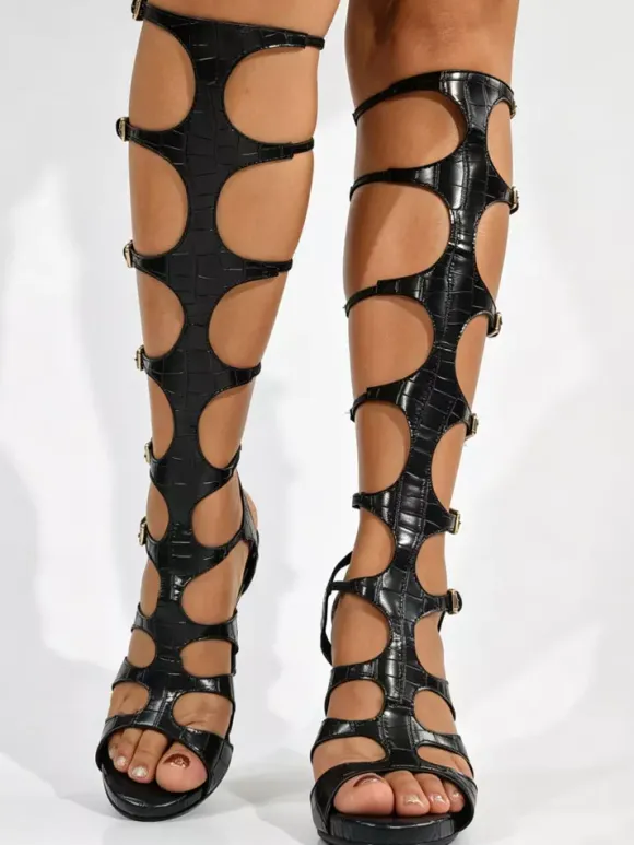 Sandales gladiateur noires pour femmes à bout ouvert et talons hauts.