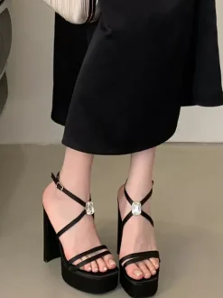 Sandales noires à talons hauts et plateforme bout ouvert talons épais