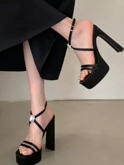Sandales noires à talons hauts et plateforme bout ouvert talons épais