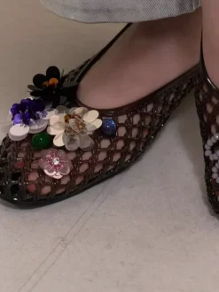 Sandales plates d'été pour femmes en PVC à bout rond et découpes.