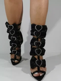 Sandales à talons hauts en satin noires à bout ouvert avec strass et n艙ud à lanières
