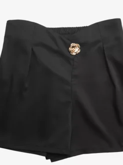 Short plissé taille haute pour femme orné de boutons dorés et d'un élastique au dos style décontracté chic.
