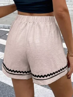 Short beige à taille élastique pour femme avec bordure ondulée noire style décontracté taille haute coupe ample idéal pour l'été.