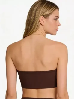 Soutien-gorge bandeau sans bretelles couleur chair sans coutures. Sous-vêtements