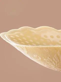 Soutien-gorge push-up adhésif en dentelle florale blanche nude avec cache-tétons et fermeture adhésive sur le devant