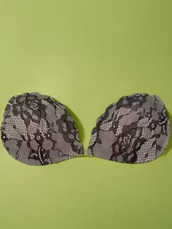 Soutien-gorge push-up adhésif en dentelle florale blanche nude avec cache-tétons et fermeture adhésive sur le devant
