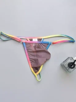 String pour homme avec ceinture arc-en-ciel en maille transparente