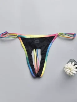 String pour homme avec ceinture arc-en-ciel ajourée en maille transparente.