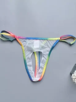 String pour homme avec ceinture arc-en-ciel ajourée en maille transparente.