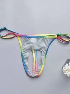 String pour homme avec ceinture arc-en-ciel ajourée en maille transparente.