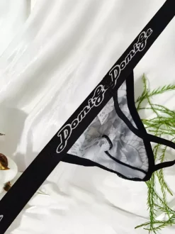 String pour homme en dentelle florale argentée avec poche en maille transparente et sous-vêtement sexy et élastique