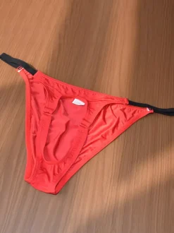 String pour homme en soie glacée ouvert sur le devant avec ceinture élastique noire