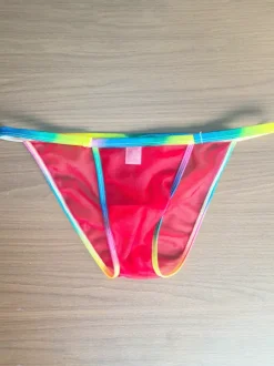 String pour homme avec ceinture arc-en-ciel en maille transparente. Sous-vêtement string en maille transparente.