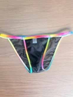 String pour homme avec ceinture arc-en-ciel en maille transparente. Sous-vêtement string en maille transparente.