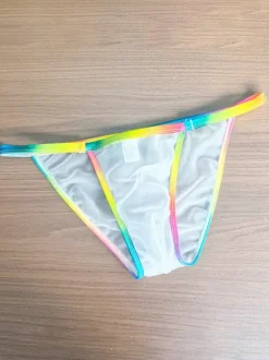 String pour homme avec ceinture arc-en-ciel en maille transparente. Sous-vêtement string en maille transparente.