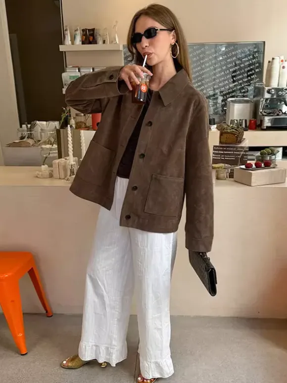 Surchemise femme en suédine marron - Veste minimaliste à col rabattu et poches - Collection printemps-été 2026