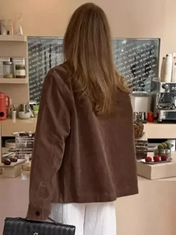 Surchemise femme en suédine marron - Veste minimaliste à col rabattu et poches - Collection printemps-été 2026