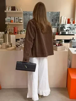Surchemise femme en suédine marron - Veste minimaliste à col rabattu et poches - Collection printemps-été 2026
