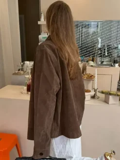 Surchemise femme en suédine marron - Veste minimaliste à col rabattu et poches - Collection printemps-été 2026