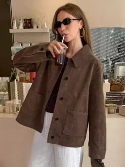 Surchemise femme en suédine marron - Veste minimaliste à col rabattu et poches - Collection printemps-été 2026