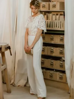 Tenue de mariée deux pièces haut en dentelle dos en V décoré des boutons pantalon en crêpe élastique