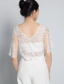Tenue de mariée deux pièces haut en dentelle dos en V décoré des boutons pantalon en crêpe élastique