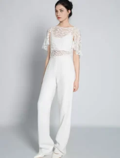 Tenue de mariée deux pièces haut en dentelle dos en V décoré des boutons pantalon en crêpe élastique