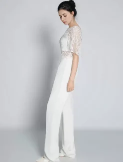 Tenue de mariée deux pièces haut en dentelle dos en V décoré des boutons pantalon en crêpe élastique